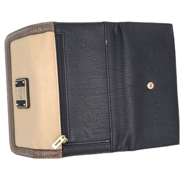 Guess Brand Tri-fold Wallet 7x4 Black Tan - Picture 2 of 5
